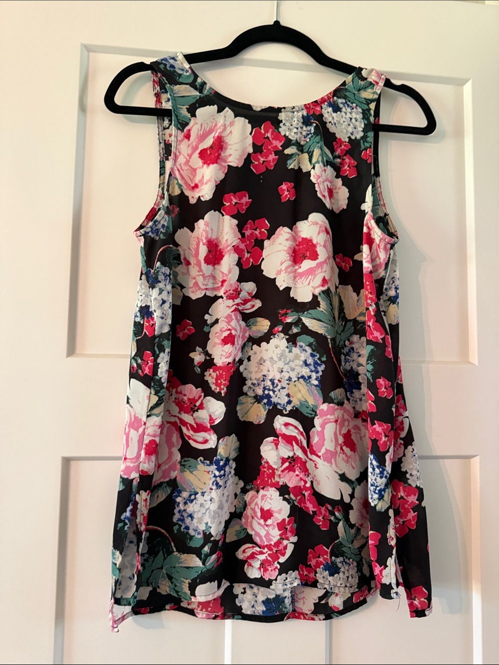 Who What Wear Black Floral Sleeveless Blouse with Pink & White Flowers